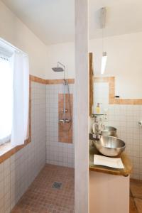y baño con 2 lavabos y ducha. en FeWo Hindenburgstraße 33, en Lüneburg