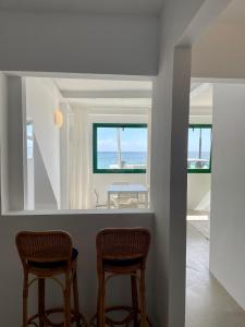 una vista desde la cocina de una casa con 2 sillas en Casa Tortuga en Punta de Mujeres