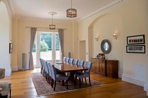 uma sala de jantar com mesa e cadeiras em 6 Bedroom Luxury Manor House em Newbury