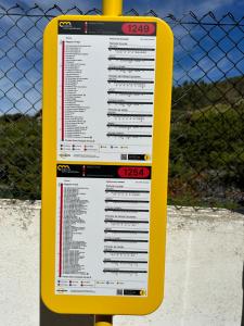 um sinal amarelo em frente a uma cerca em Mega Ocean Magoito - Sintra em Sintra