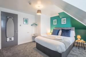 1 dormitorio con 1 cama grande y pared verde en Milton House Private Room 7 in Cambridge - Perfect for Contractors and Solo Traveler, en Cambridge