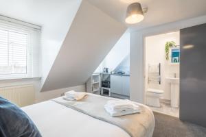 Habitación blanca con cama y baño. en Milton House Private Room 7 in Cambridge - Perfect for Contractors and Solo Traveler, en Cambridge