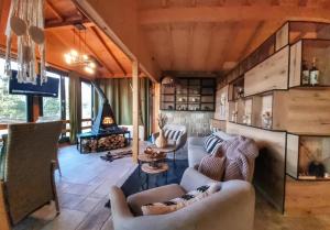 Dakota forest retreat في تسيغوف تشارك: غرفة معيشة مع كنبتين ومدفأة
