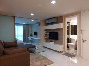 Condominium Sukhumvit Soi 5 - BTS Nana- Room Size 47m2 في Makkasan: غرفة معيشة مع أريكة وتلفزيون في غرفة
