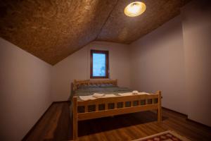 1 dormitorio con cama y ventana en Villa Rexhes, en Ferizaj