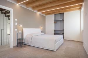 a bedroom with a white bed in a room at Casa Rosa in Brenzone sul Garda