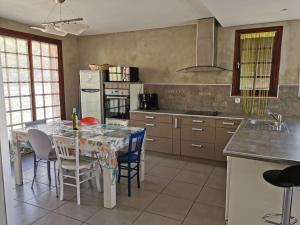 Η κουζίνα ή μικρή κουζίνα στο villa plain pied 4 chambres à 100m de la plage +7 φωτογραφίες