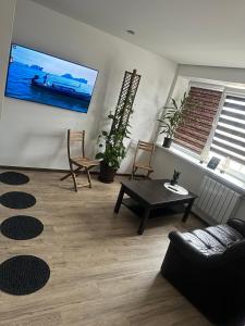 sala de estar con sofá y mesa en Studio apartment en Valmiera