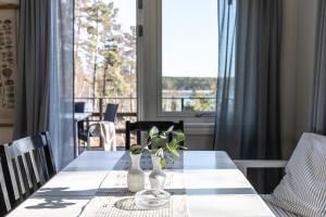 Balkón nebo terasa v ubytování Bergs Gård & Hållsvikens Gård