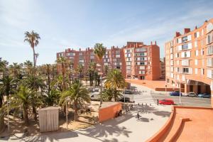 - une vue sur une ville avec des palmiers et des bâtiments dans l'établissement 31TILB1041 Magnific Apartment in Villa Olímpica, à Barcelone