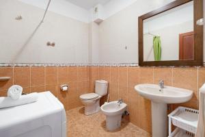 Vivienda Vacacional Timarasan في Lodero: حمام مع حوض ومرحاض ومرآة +12 صورة