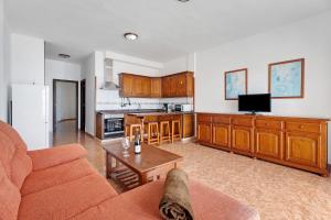 Vivienda Vacacional Timarasan في Lodero: غرفة معيشة بها أريكة وطاولة