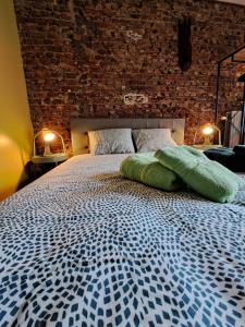 1 dormitorio con 1 cama grande y pared de ladrillo en Le 23 - La Roche-en-Ardenne, en La-Roche-en-Ardenne