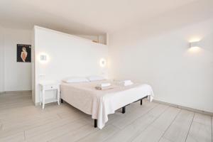 A bed or beds in a room at WELCS ATICO 042 EMP frente al mar con terraza