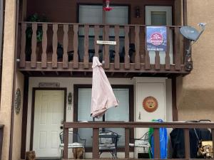 En balkon eller terrasse på Grandview #11 Townhouse With High Speed Wifi