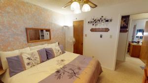 En eller flere senge i et værelse på Grandview #11 Townhouse With High Speed Wifi