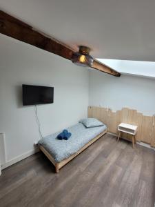 En eller flere senger på et rom på Duplex cosy & lumineux en plein centre bourg