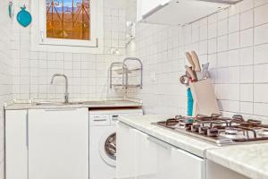 a white kitchen with a stove and a dishwasher at Il Verde nel Blu in Monterosso al Mare