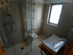 Koupelna v ubytování Vipolže Family Apartments