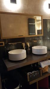 een badkamer met 2 wastafels op een aanrecht met een spiegel bij HOME GREEN in San Bernardo