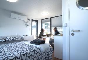 ALMALO Floating House - Casa Galleggiante客房内的一张或多张床位
