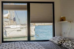 ALMALO Floating House - Casa Galleggiante客房内的一张或多张床位
