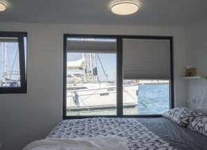 ALMALO Floating House - Casa Galleggiante客房内的一张或多张床位