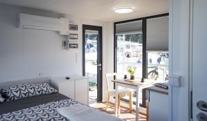 ALMALO Floating House - Casa Galleggiante客房内的一张或多张床位