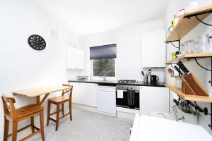A cozinha ou kitchenette de Lovely Top Floor Flat in Vibrant New Cross London