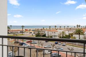 un balcón con vistas a un aparcamiento y al océano en Estudio Welcs EMP - 044 - frente al mar, en Empuriabrava