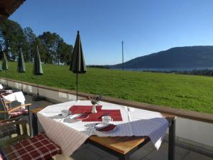 einen Tisch mit Tischtuch auf dem Balkon in der Unterkunft Gästehaus Kleinbuch in Bad Wiessee