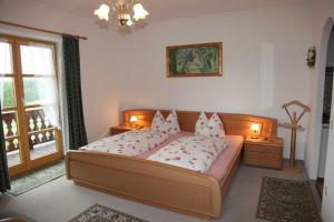 ein Schlafzimmer mit einem Bett mit Kissen darauf in der Unterkunft Gästehaus Kleinbuch in Bad Wiessee