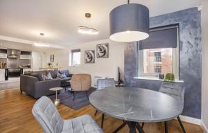 uma sala de estar com uma mesa e um sofá em Dixon's Yard, Luxurious City Centre Apartment em York