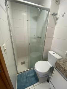 ein Badezimmer mit Toilette und Glasdusche in der Unterkunft Apartamento Moderno no DF Plaza in Brasilia + 19 Fotos