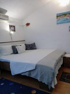 ein Schlafzimmer mit einem großen Bett in einem Zimmer in der Unterkunft Apartment Ma're in Supetar