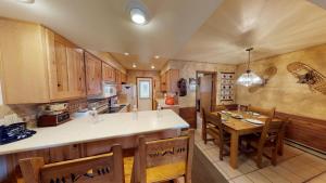 een keuken met houten kasten en een tafel en stoelen bij Grandview 12 Townhouse With High Speed Wifi in Red River