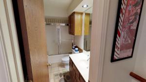 een kleine badkamer met een wastafel en een toilet bij Grandview 12 Townhouse With High Speed Wifi in Red River +12 foto's