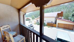 een balkon met uitzicht op een huis bij Grandview 12 Townhouse With High Speed Wifi in Red River