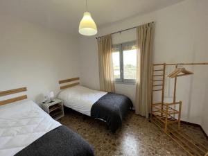 sypialnia z 2 łóżkami i oknem w obiekcie La casa de mamá w mieście Lorca