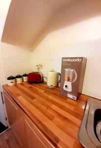 um balcão de cozinha com um liquidificador em cima em Entire One Bedroom Apartment Near Stratford em Londres
