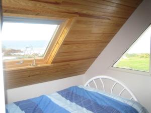 - une chambre avec une fenêtre et un lit dans une maison dans l'établissement Bretagne, à Pleubian