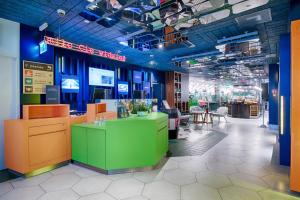 Telewizja i/lub zestaw kina domowego w obiekcie ibis Styles Warszawa Centrum