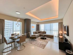 Posezení v ubytování Luton Vacation Homes - Damac Paramount 2BR High Floor, Business Bay, Dubai 61AB06