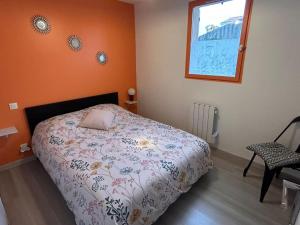 1 dormitorio con 1 cama, 1 silla y 1 ventana en Charmante maison aux sables 6 personnes, en Olonne-sur-Mer