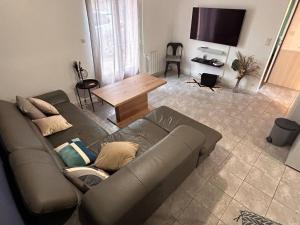 sala de estar con sofá y mesa de madera en Charmante maison aux sables 6 personnes, en Olonne-sur-Mer
