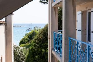 a view of the ocean from the balcony of a house at Le Pescadou in Martigues