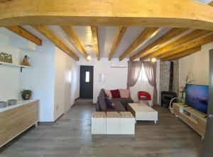 Una sala de estar con un sofá y un televisor. en La Dubanesa, en Poyales del Hoyo