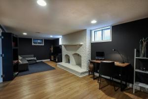 sala de estar con chimenea, mesa y sillas en Modern Rustic Guest Suite w/ Gym&Pool Near Toronto en Richmond Hill