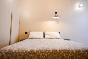 um quarto com uma cama com duas almofadas em Meh Luxury apartment city centre Bari em Bari