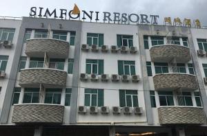 um edifício com um sinal na lateral em Simfoni Resort Langkawi em Kuah